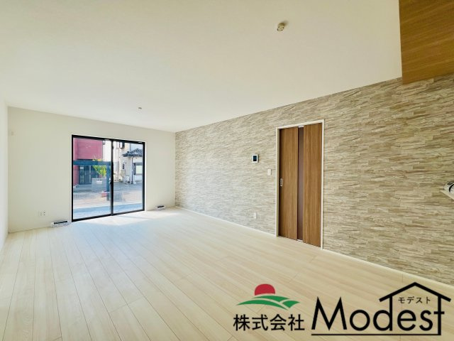 太田市亀岡町の居間・リビング|アクセントクロスもお洒落な、18帖の開放的なリビング♪