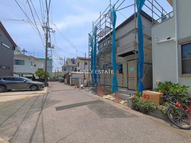草加市手代3丁目 新築分譲住宅 の前面道路含む現地写真
