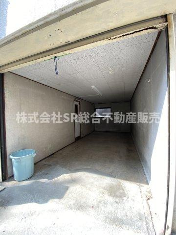 善根寺町6丁目中古戸建の駐車場|お車をお持ちの方には必要な駐車場はシャッター付き車庫（車種による）です！雨に濡れずに車庫と直接行き来できるので便利です。