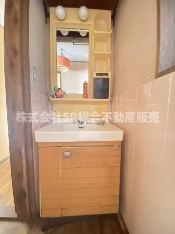 善根寺町6丁目中古戸建の独立洗面台|独立洗面台、小物を置くことができて便利です♪