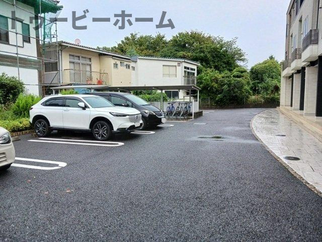 バロンドールの駐車場|駐車場があるので、車を買う予定の方も安心です
