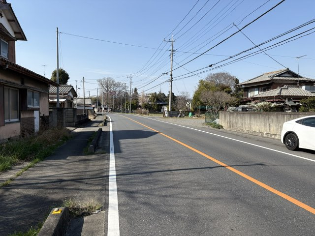 東松山市大谷　土地37坪の前面道路含む現地写真|北東側幅員約10ｍ公道に約10.8ｍ接す