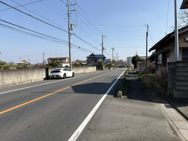 東松山市大谷　土地37坪の前面道路含む現地写真|北東側幅員約10ｍ公道に約10.8ｍ接す