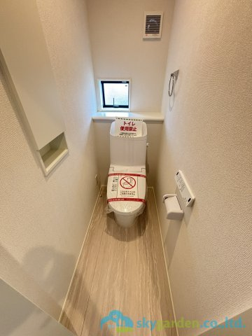 厚木市戸室5期　新築戸建　全2棟2号棟のトイレ
