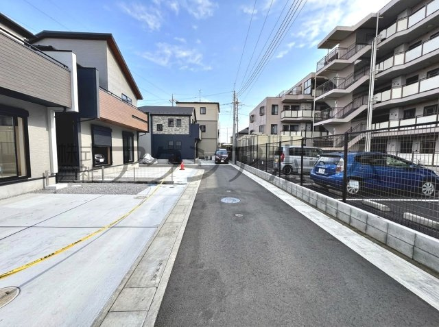 入間市下藤沢５丁目・全13棟　新築一戸建　9号棟　の前面道路含む現地写真
