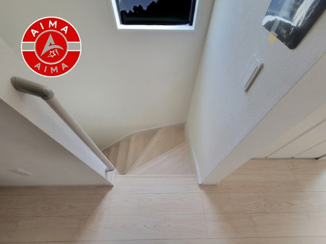 大野城市雑餉隈町2丁目第1-2棟（1号棟）の内観：施工例|＜手すり付階段＞手すりがないと階段の昇り降りで危険なことはもちろん、壁に手をつきながら歩くことで壁紙が汚れやすくなります。すべての方に快適に昇り降りしていただくため、手すりを設置しました。