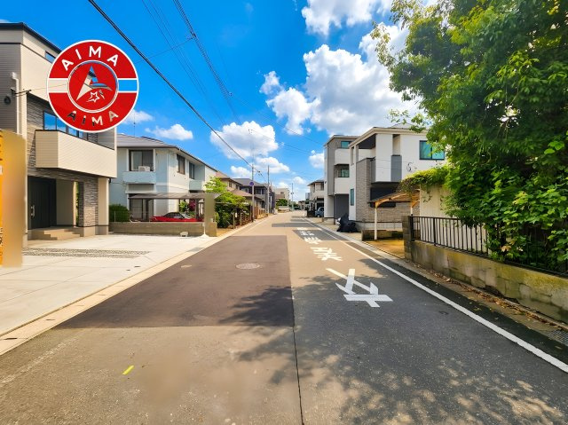 大野城市雑餉隈町2丁目第1-2棟（1号棟）の前面道路含む現地写真|前面道路は閑静な住宅地をはしる車通りの少ない道路。お車の出し入れが苦手なママや小さなお子様にも安心ですね。しっかり舗装もされているので、ベビーカーや自転車で通っても快適に通行できます。