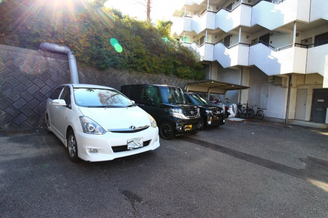 カレッジタウングリーンヒルの駐車場