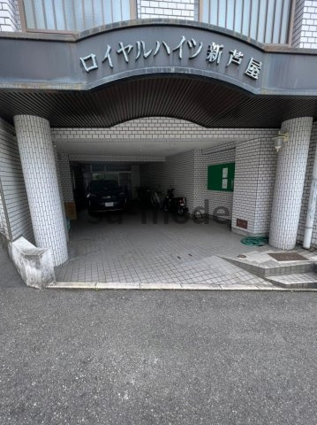 ロイヤルハイツ新芦屋のエントランス