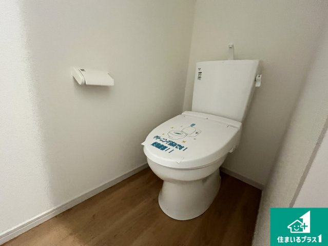 草津市草津町　第3期　新築一戸建てのトイレ|1・2階の2ヶ所にあるので、朝の忙しい時間の順番待ちもなく、深夜の利用にも大変便利です。