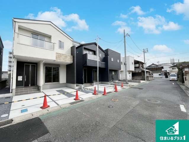 草津市草津町　第3期　新築一戸建ての前面道路含む現地写真|周辺は閑静な住宅街！前面道路広々で車の出し入れも便利です。駐車が苦手な方でも安心して車庫入れできます！