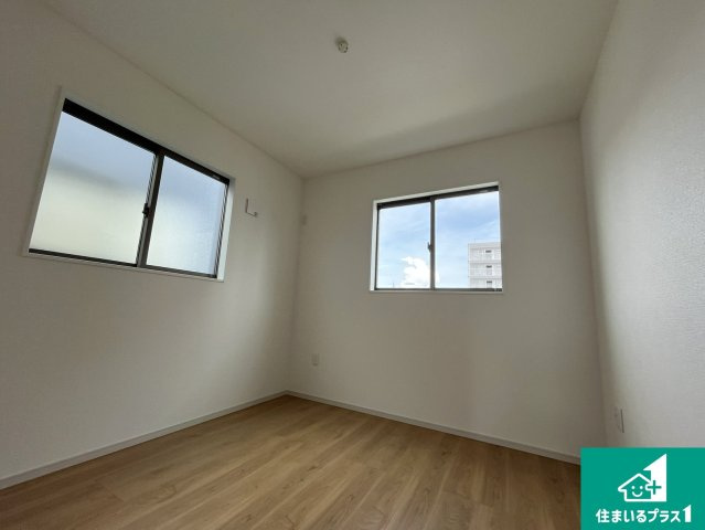草津市草津町　第3期　新築一戸建ての洋室|シンプルな洋室は、自分好みのインテリアが楽しめます♪ご家族とインテリアや家具を選びに行くのは新築購入時の醍醐味の一つです。ぜひお楽しみください♪