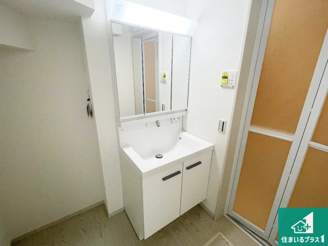 草津市草津町　第3期　新築一戸建ての独立洗面台|清潔感のある洗面台です。フラットな鏡は掃除がしやすく毎日清潔！鏡裏には収納があるのでスッキリとした洗面台が保てます。