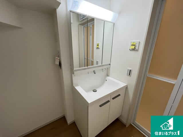 草津市草津町　第3期　新築一戸建ての独立洗面台|清潔感のある洗面台です。フラットな鏡は掃除がしやすく毎日清潔！鏡裏には収納があるのでスッキリとした洗面台が保てます。