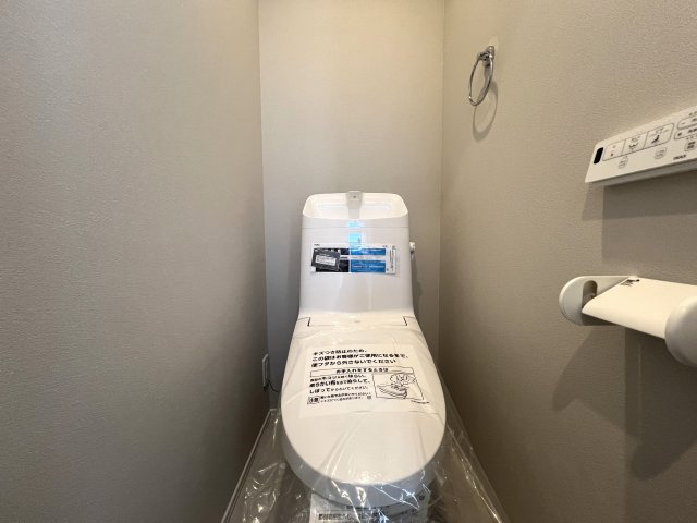 ヶ谷が付く地名の文献をたどると見えてくるこの地この歴史。それを知っている方は教えて下さい、な、【保土ヶ谷区岩井町新築戸建】のトイレ|落ち着いた色調のトイレです