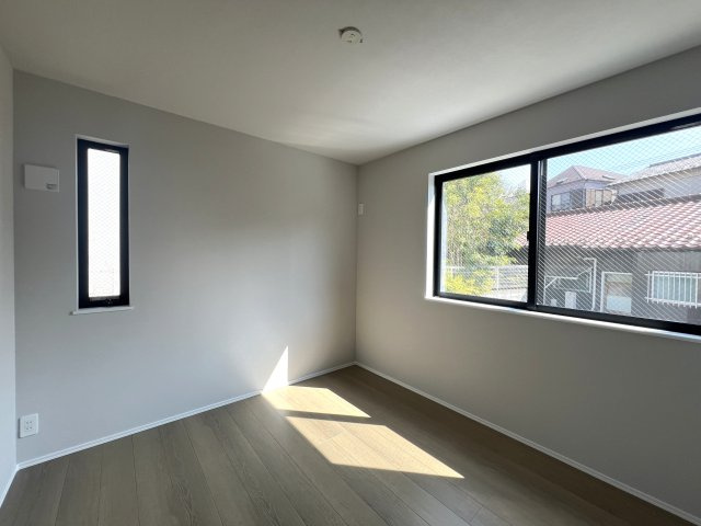 ヶ谷が付く地名の文献をたどると見えてくるこの地この歴史。それを知っている方は教えて下さい、な、【保土ヶ谷区岩井町新築戸建】の洋室|きれいな洋室です