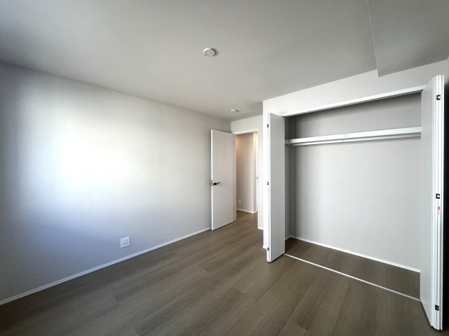 ヶ谷が付く地名の文献をたどると見えてくるこの地この歴史。それを知っている方は教えて下さい、な、【保土ヶ谷区岩井町新築戸建】の洋室|スタンダードな洋室です