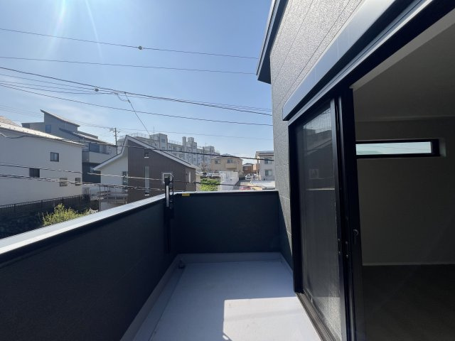 ヶ谷が付く地名の文献をたどると見えてくるこの地この歴史。それを知っている方は教えて下さい、な、【保土ヶ谷区岩井町新築戸建】のバルコニー|広々としたバルコニーです