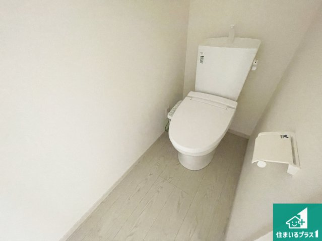 草津市草津町　第3期　新築一戸建てのトイレ|1・2階の2ヶ所にあるので、朝の忙しい時間の順番待ちもなく、深夜の利用にも大変便利です。