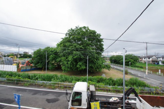 【前面道路含む現地写真】 | 【仲介手数料無料！！】日野市西平山3丁目　新築戸建て（全4棟）2号棟　5480万円 | 令和８年７月２日撮影　建築中
