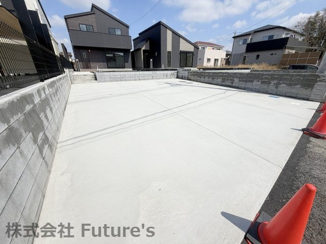 三郷市戸ケ崎　新築戸建　全2棟　1号棟の駐車場|6台駐車可能な広々とした敷地です