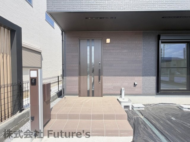 三郷市戸ケ崎　新築戸建　全2棟　1号棟のエントランス|不在時い便利な宅配BOX完備