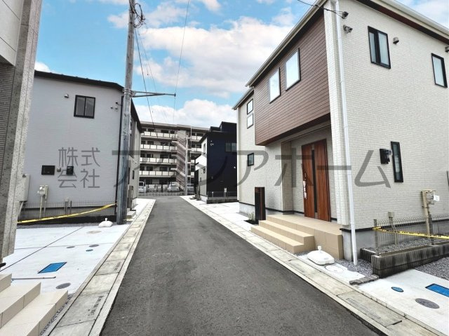 入間市下藤沢５丁目・全13棟　新築一戸建　11号棟　の前面道路含む現地写真