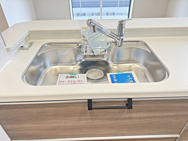 入間市下藤沢５丁目・全13棟　新築一戸建　11号棟　のキッチン|浄水器付水栓
