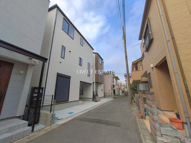 越谷市南越谷3丁目 新築分譲住宅 全3棟 2号棟の前面道路含む現地写真