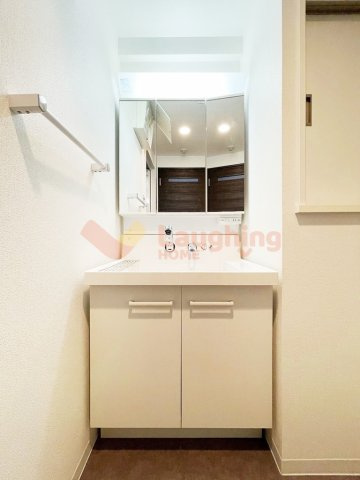 ルナグランデの独立洗面台|独立洗面台、小物を置くことができて便利です※別号室の写真です