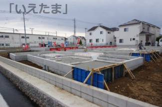 【外観】 | 【仲介手数料無料！！】日野市西平山3丁目　新築戸建て（全4棟）4号棟　4980万円 | 令和８年3月２８日撮影　建築中