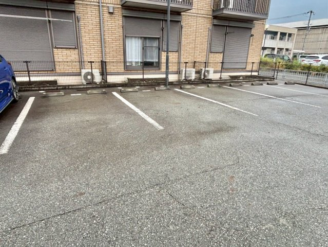 アゼリア宮上　A棟の駐車場