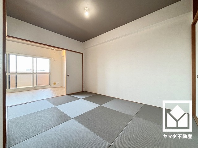 ライオンズマンション尼崎ガーデンシティの和室|約6帖の和室はリビングに隣接する続き間で、一体利用も可能です。