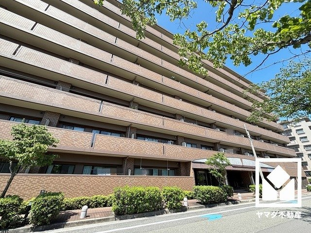 ライオンズマンション尼崎ガーデンシティの外観|安心と快適を兼ね備えたエントランス。オートロック＆宅配ボックス完備で、暮らしの利便性を高めます。
