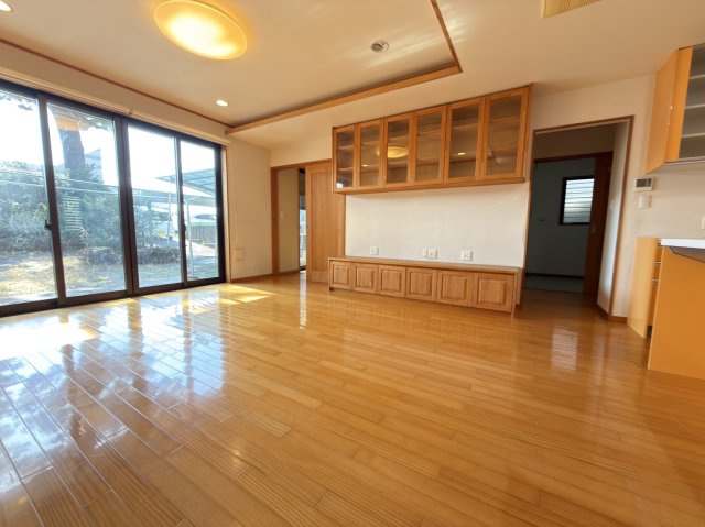 松田町松田庶子　新松田駅まで徒歩4分の広々庭付き戸建の居間・リビング