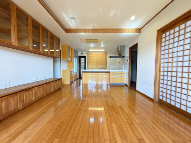 松田町松田庶子　新松田駅まで徒歩4分の広々庭付き戸建の居間・リビング