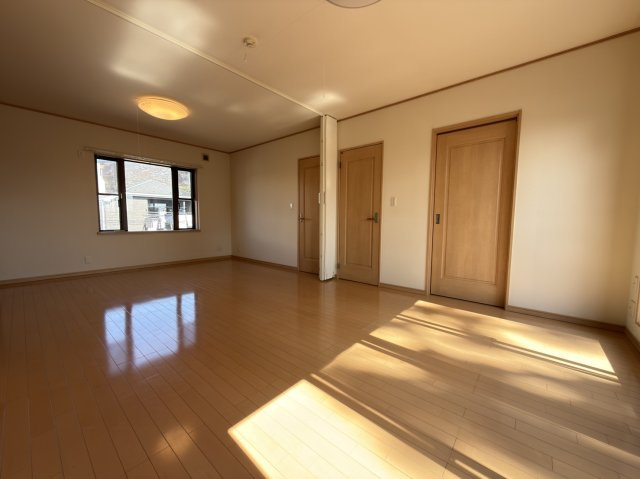 松田町松田庶子　新松田駅まで徒歩4分の広々庭付き戸建の居間・リビング