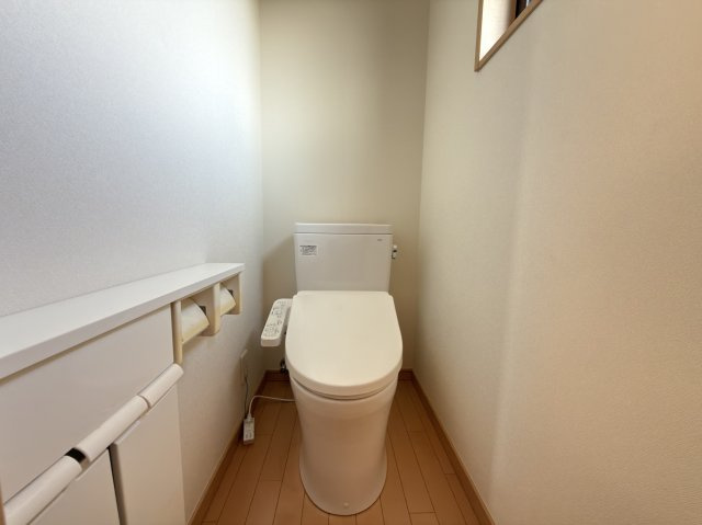 松田町松田庶子　新松田駅まで徒歩4分の広々庭付き戸建のトイレ