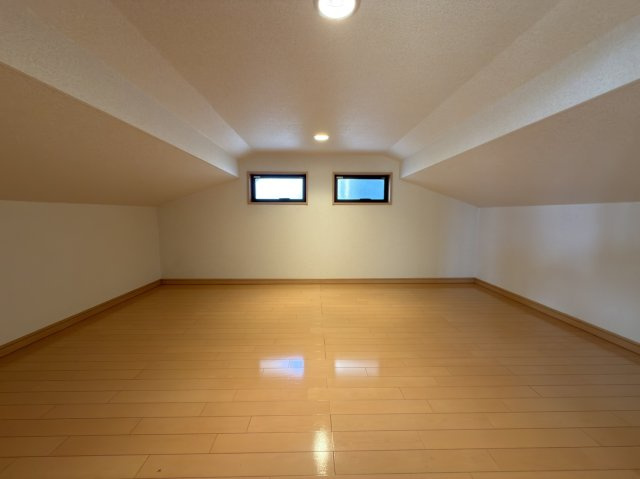 松田町松田庶子　新松田駅まで徒歩4分の広々庭付き戸建の洋室