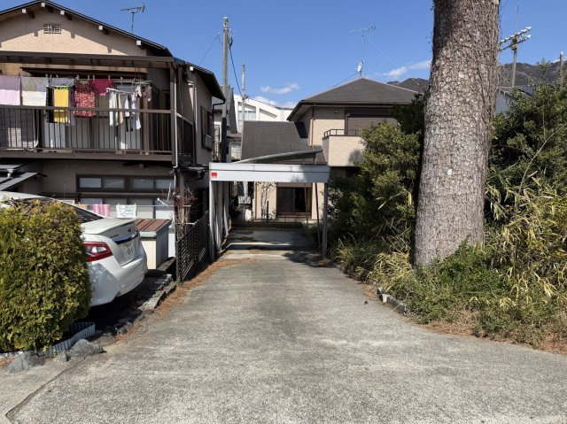 松田町松田庶子　新松田駅まで徒歩4分の広々庭付き戸建の前面道路含む現地写真
