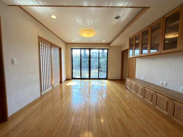 松田町松田庶子　新松田駅まで徒歩4分の広々庭付き戸建の居間・リビング