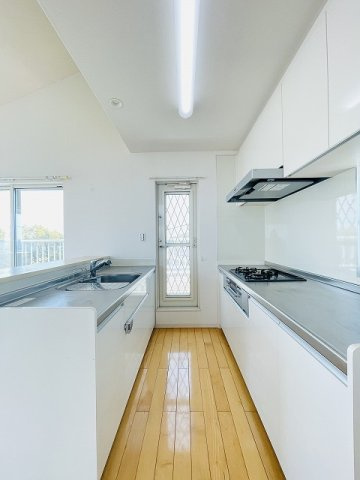 【キッチン】 | 東区西戸崎１丁目戸建て | 二列型のキッチンは、作業スペースが広く収納能力もアップします