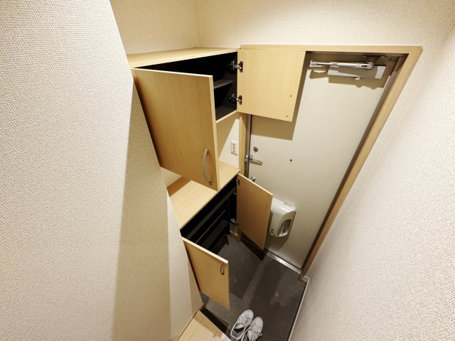 広島市安佐南区上安２丁目のアパートの玄関