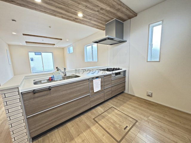 入間市下藤沢５丁目・全13棟　新築一戸建　13号棟　のキッチン|リビングを見渡せる対面キッチン・食洗機付です。