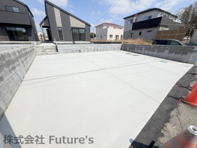 三郷市戸ケ崎　新築戸建　全2棟　2号棟の駐車場|3台駐車可能な広々とした敷地です