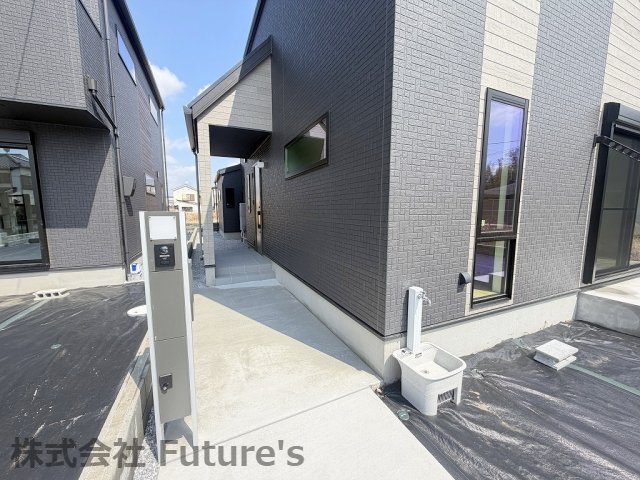 三郷市戸ケ崎　新築戸建　全2棟　2号棟のエントランス|不在時い便利な宅配BOX完備