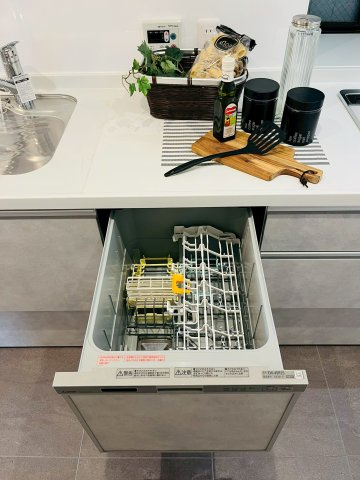 【キッチン】 | ハイネスプリモール城東 | 家事の時短につながるだけでなく、水の使い過ぎも防げます。 また、一般的には手洗いよりも綺麗に洗えると言われており衛生的です。
