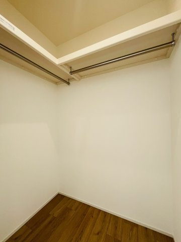 【洋室】 | ハイネスプリモール城東 | 洋室（約6.1帖）：お部屋の収納はウォークインクローゼットです。お洋服の管理がしやすく、大容量。