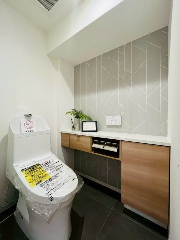 【トイレ】 | ハイネスプリモール城東 | 手洗いカウンター付きのトイレです。収納も兼ねており、見た目もスッキリ。