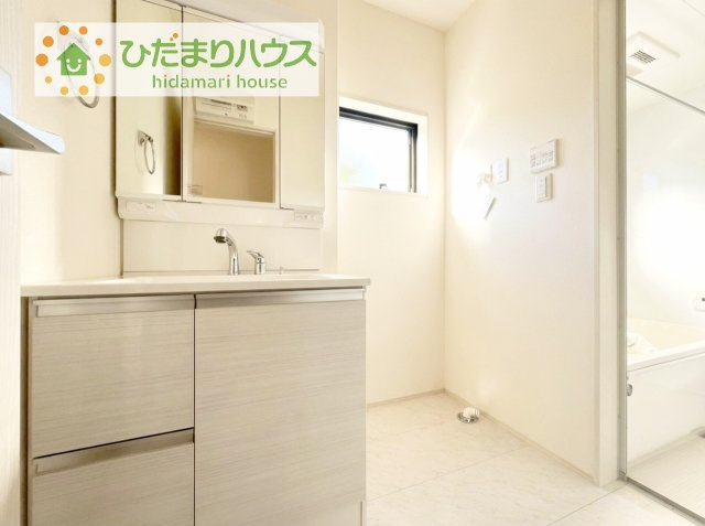 【独立洗面台】 | 第1常総市相野谷町　新築戸建　2号棟 | 三面鏡の大きな鏡は憧れます(^^♪
鏡の後ろは収納となっていて、細かいものでも収納できるのでスッキリと整理できます！